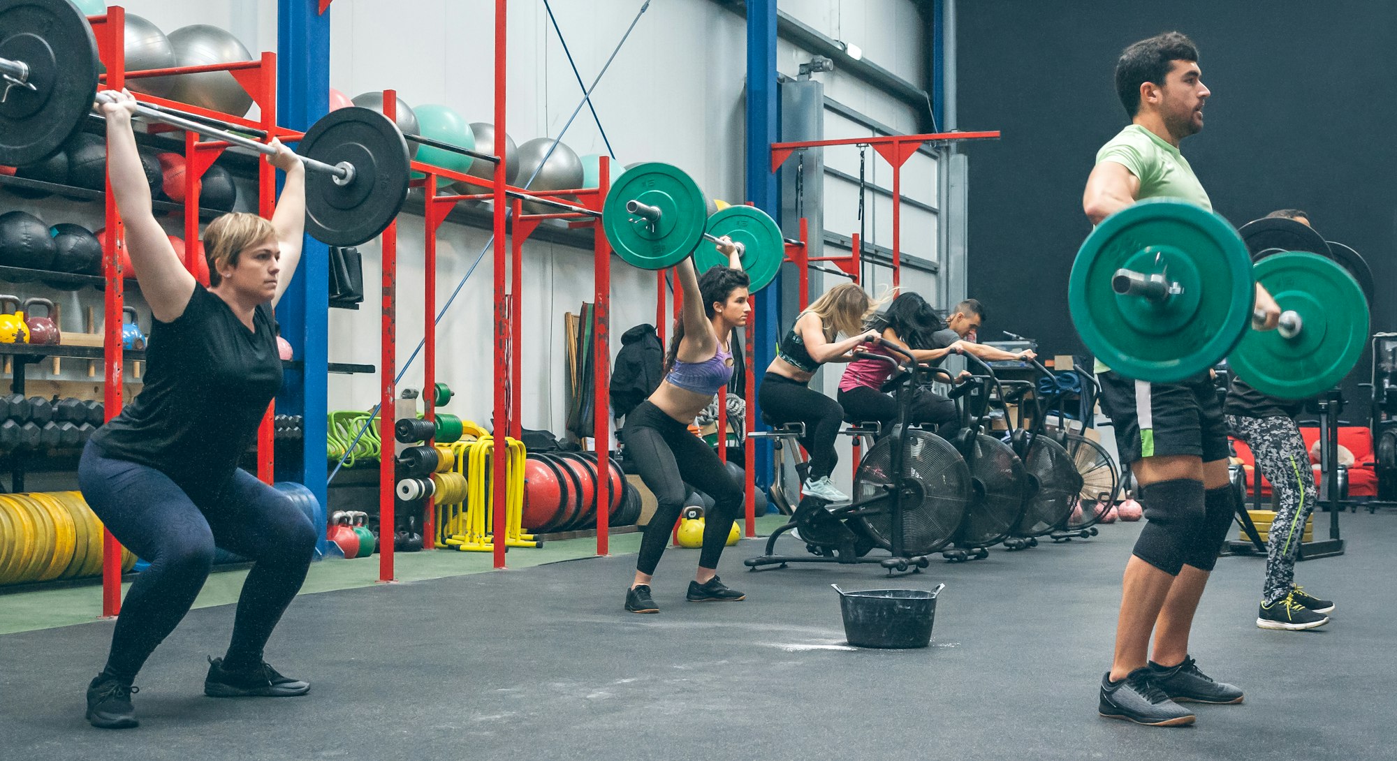 People practicing weightlifting lifting weights in the gym